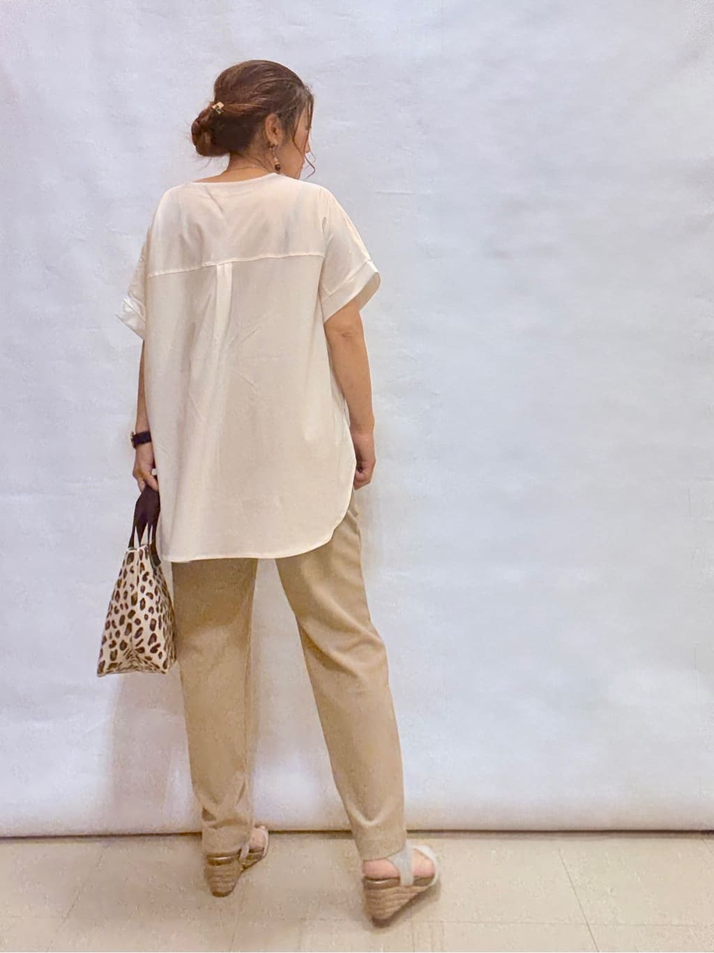 fuuさんの「SHOO･LA･RUE｜【S-LL】さらりとしたタッチが上品見え ワンボタンデザイン トップス」を使ったコーディネート