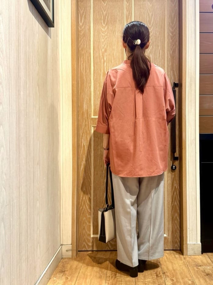 KAORIさんの「SHOO･LA･RUE｜【S-LL/洗濯後しわになりにくい】コットン風 前あきドルマンブラウス」を使ったコーディネート