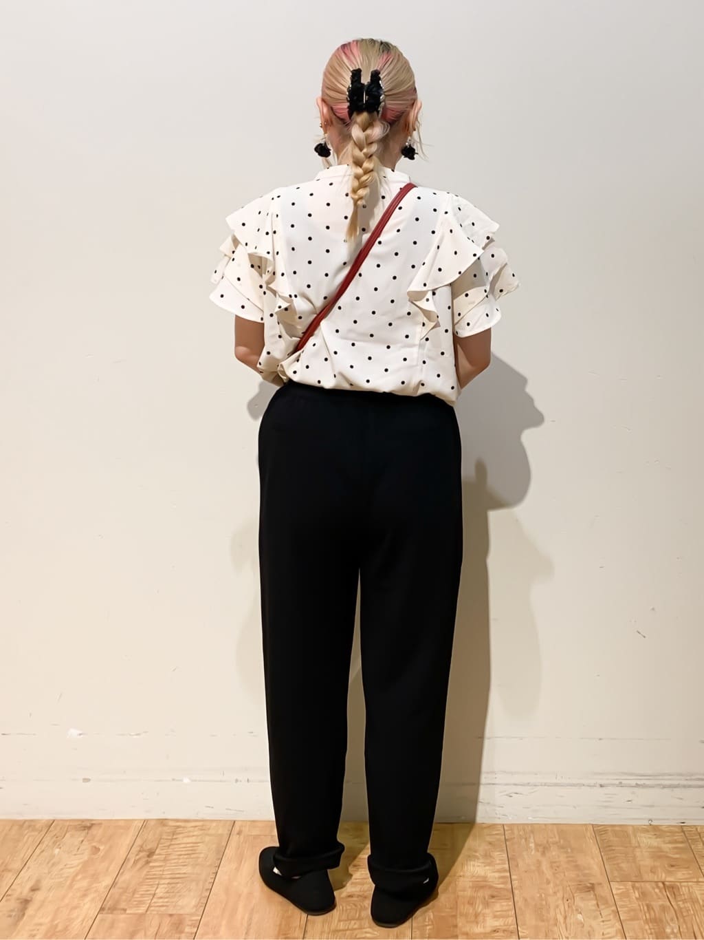 MEGさんの「SHOO･LA･RUE｜【無地/ドット柄】お袖フリルが華やぐ きれいめブラウス」を使ったコーディネート