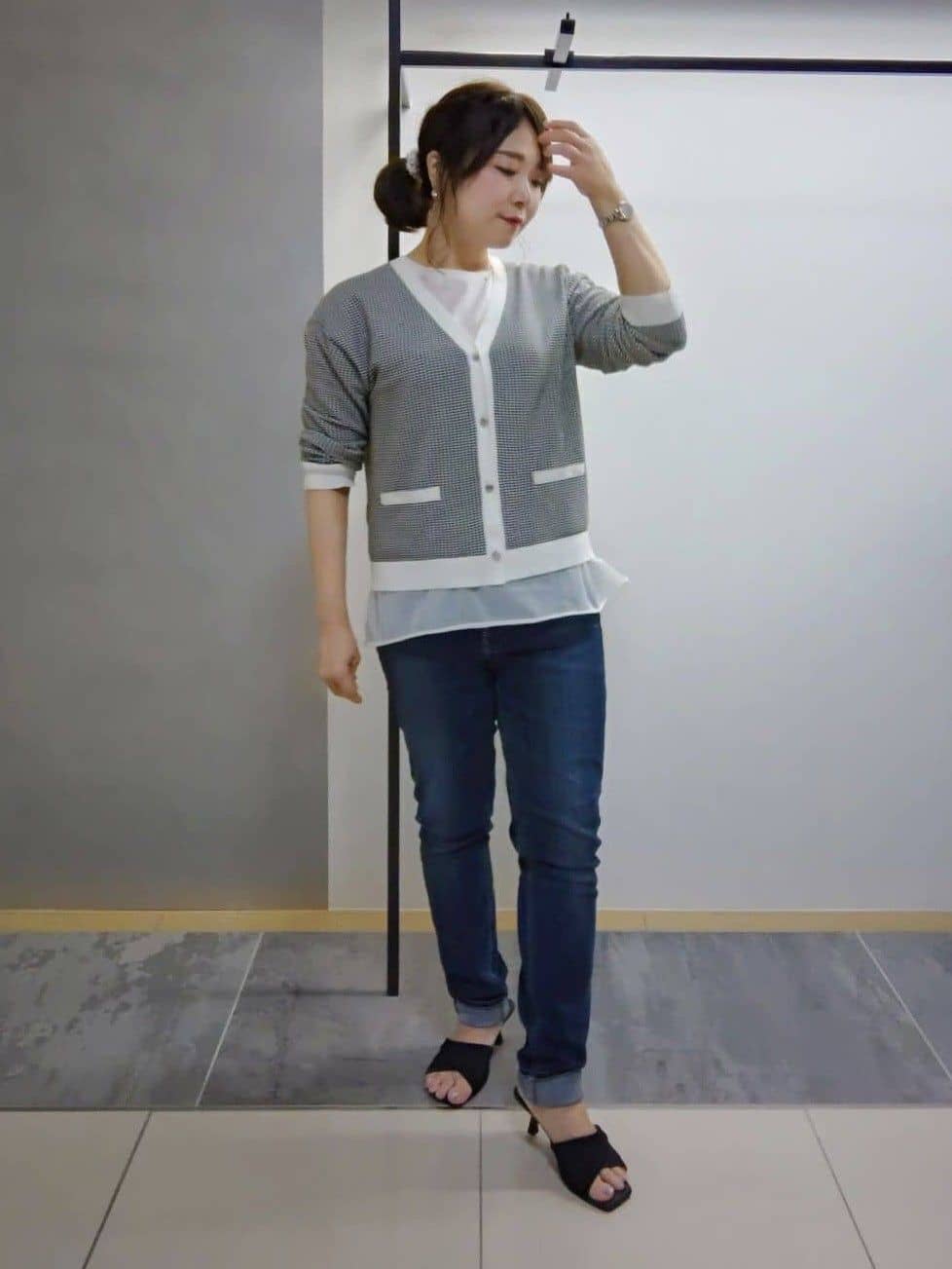 TOMOMIさんの「INDIVI｜【通年活躍！褒められデニム】スキニー デニムパンツ」を使ったコーディネート