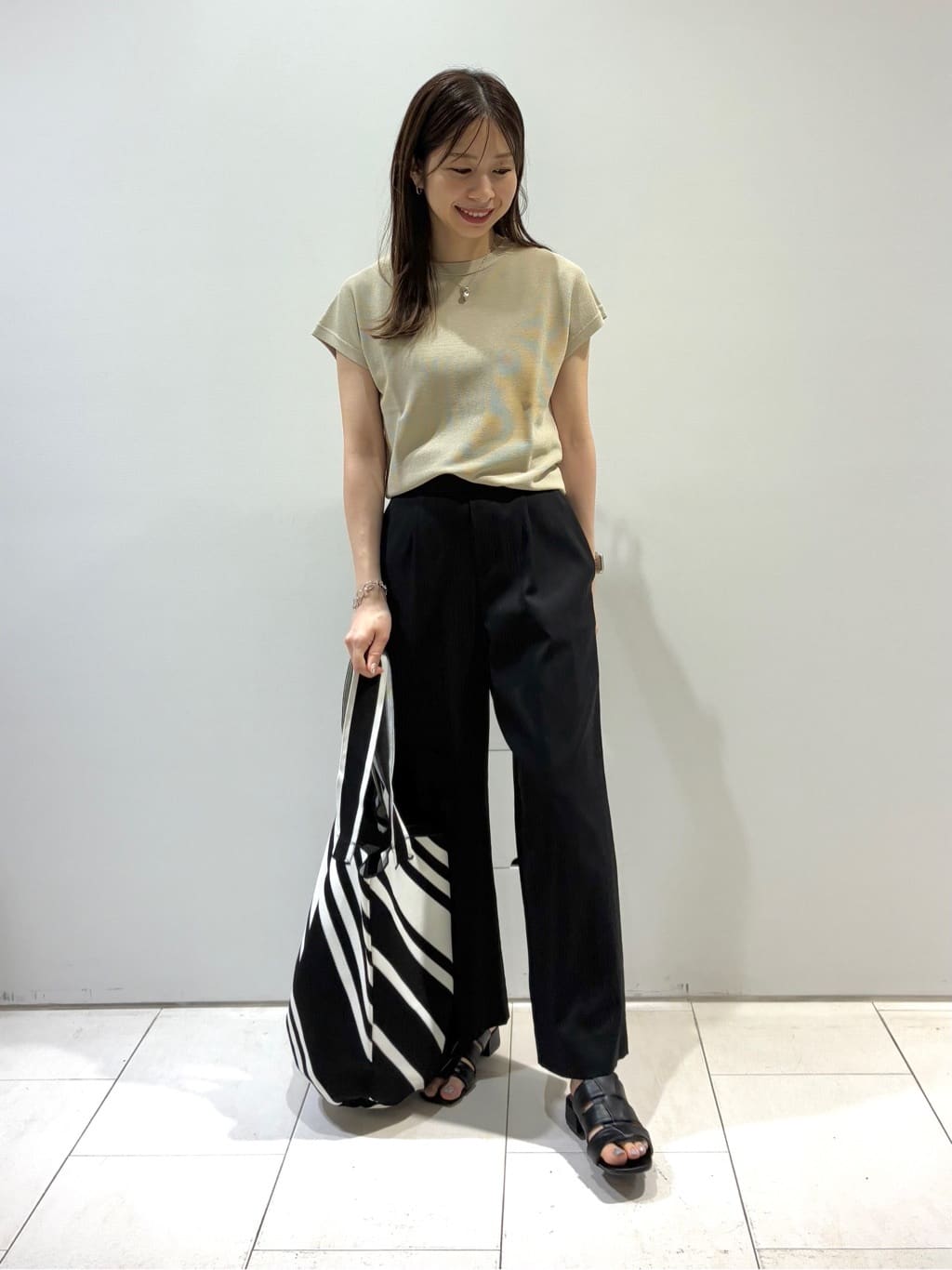 KAOさんの「INDIVI｜【褒められパンツ／洗える／ウエストゴム】ワイドタックパンツ」を使ったコーディネート