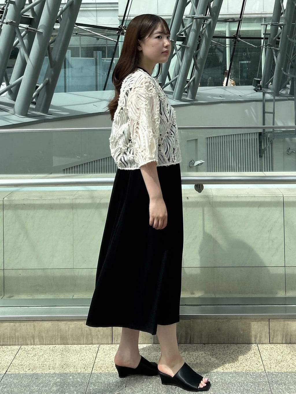 sayaさんの「OPAQUE.CLIP｜シアー刺繍レース前開きブラウス【洗濯機洗い可】」を使ったコーディネート
