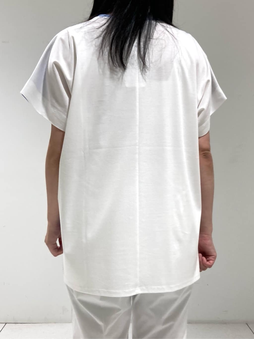 momokoさんの「INDIVI｜【洗える／汗ジミ防止】バイカラー＆アシメヘム Tシャツ」を使ったコーディネート