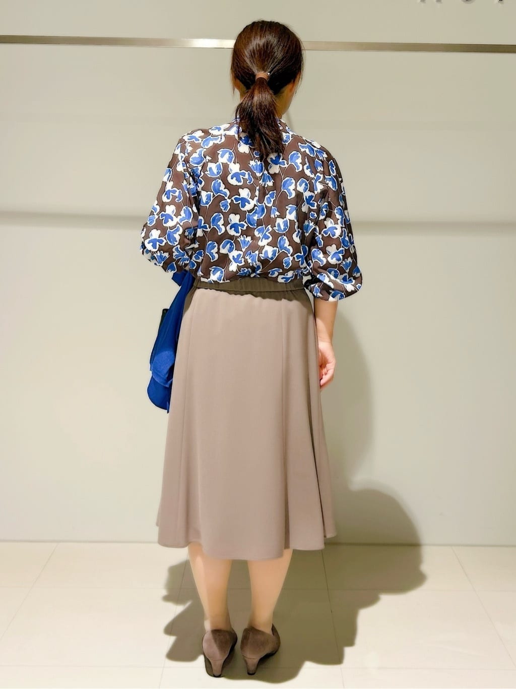 ひーさんの「Reflect｜【ジャケットのインナーにおすすめ◎】花柄タックデザインブブラウス」を使ったコーディネート