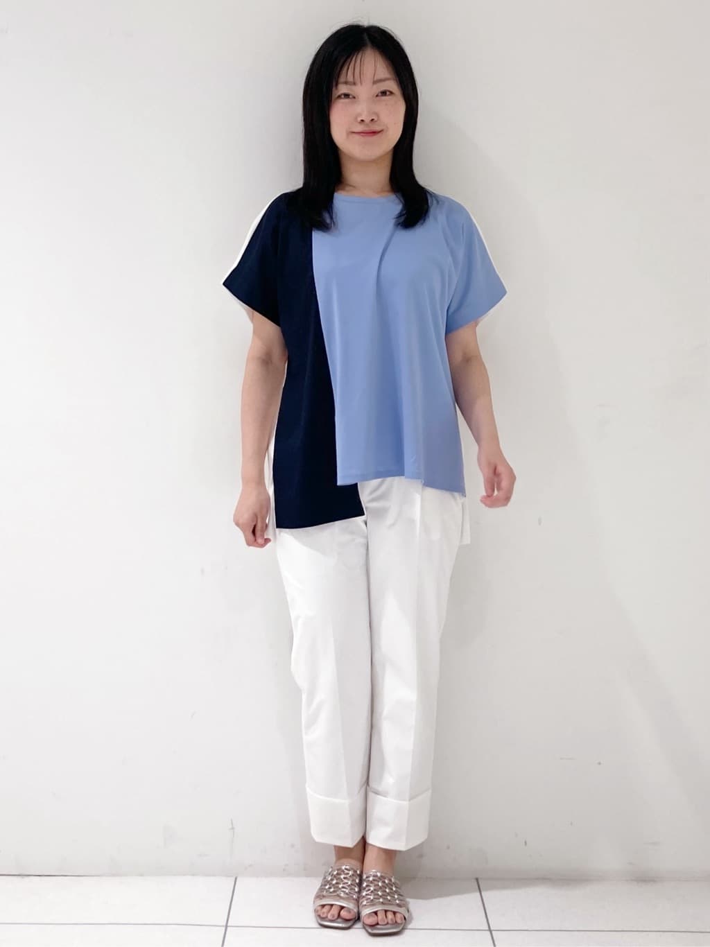 momokoさんの「INDIVI｜【洗える／汗ジミ防止】バイカラー＆アシメヘム Tシャツ」を使ったコーディネート