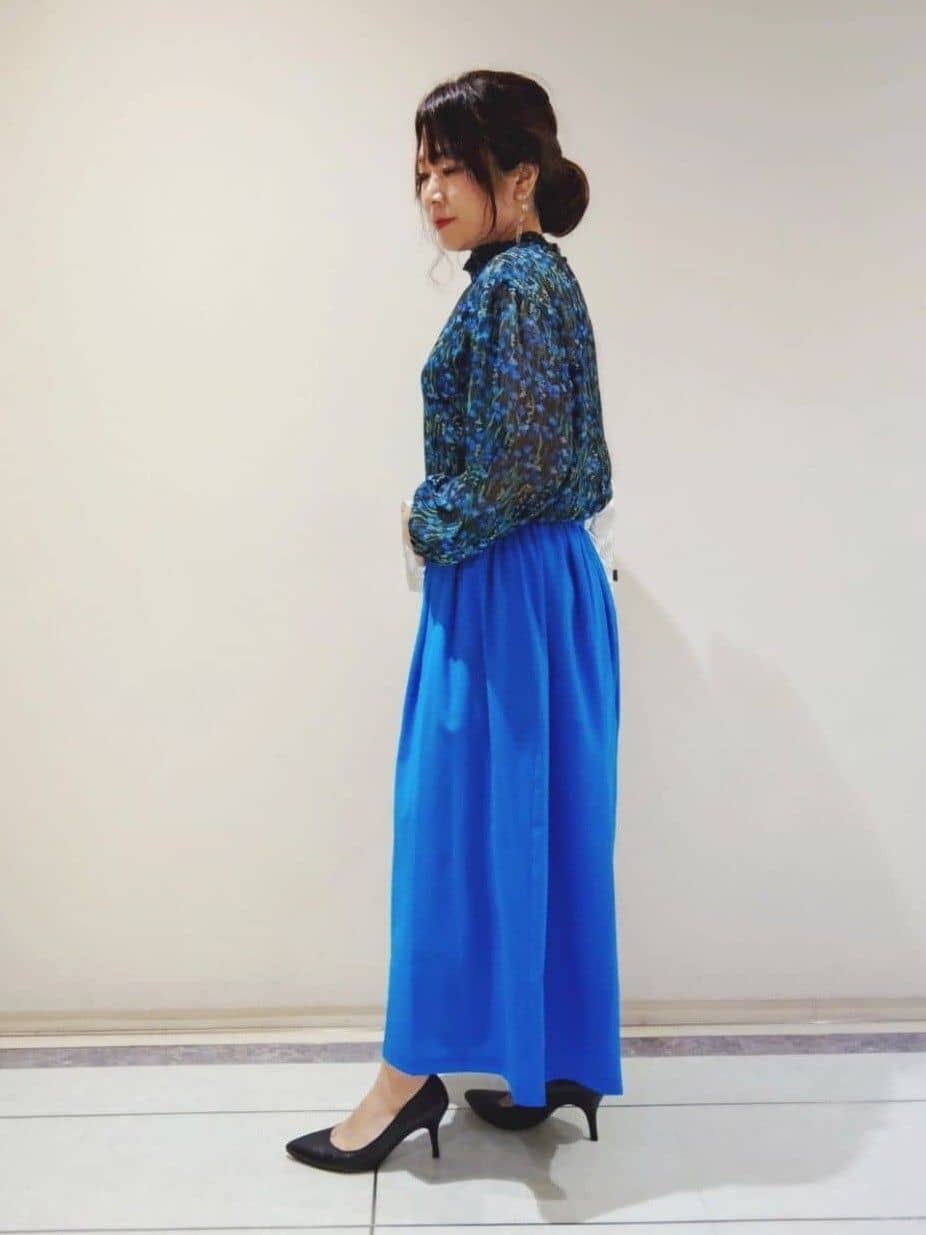TOMOMIさんの「INDIVI｜【秋映え柄/セットアップ可能】フラワーシフォンブラウス」を使ったコーディネート