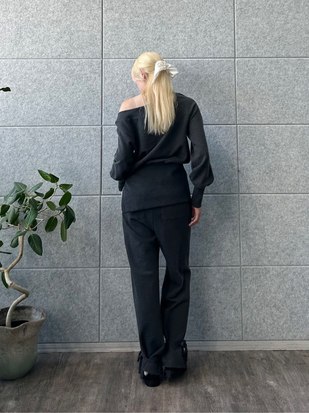honoka Aさんの「CODE A｜off－shoulder sweat」を使ったコーディネート