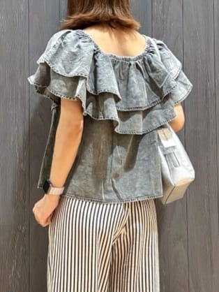meiさんの「SHOO･LA･RUE｜【セットアップ可/前後2WAY/オフショル2WAY】着こなしを楽しめる デニムフリルブラウス」を使ったコーディネート