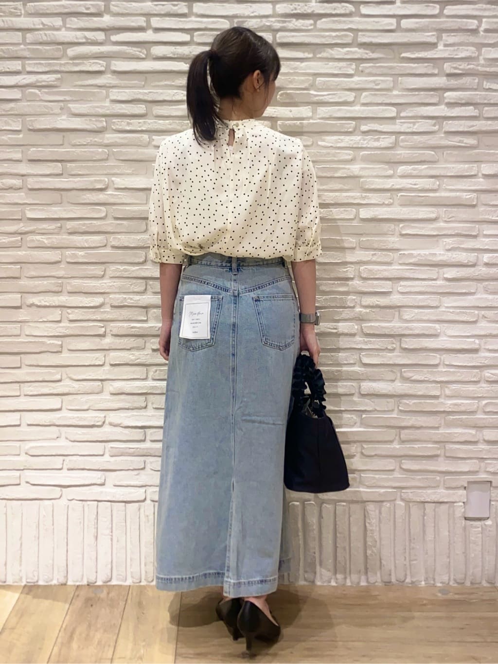 KARENさんの「index｜ロールカラーアシメフリルリボンブラウス【洗濯機洗い可／イージーアイロン】」を使ったコーディネート