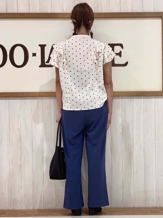 みきぽんさんの「SHOO･LA･RUE｜【無地/ドット柄】お袖フリルが華やぐ きれいめブラウス」を使ったコーディネート
