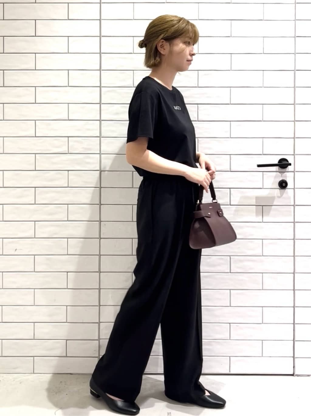 しおりさんの「OPAQUE.CLIP｜メタリック刺繍ロゴTシャツ【接触冷感／洗濯機洗い可】」を使ったコーディネート