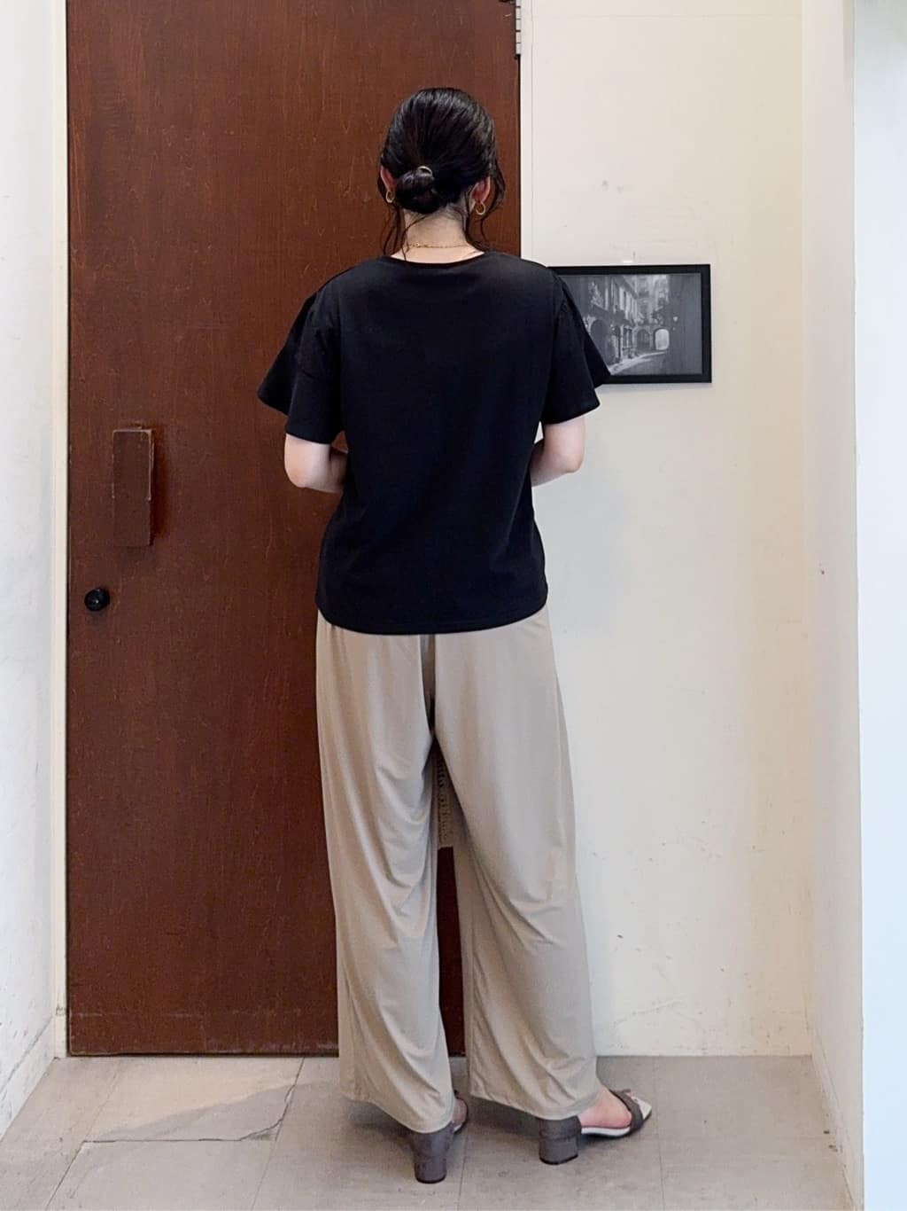 𝐇𝐢𝐫𝐨𝐦𝐢さんの「SHOO･LA･RUE｜【S-LL/ひんやり/UV】リラクシーな穿き心地 エアリーワイドパンツ」を使ったコーディネート
