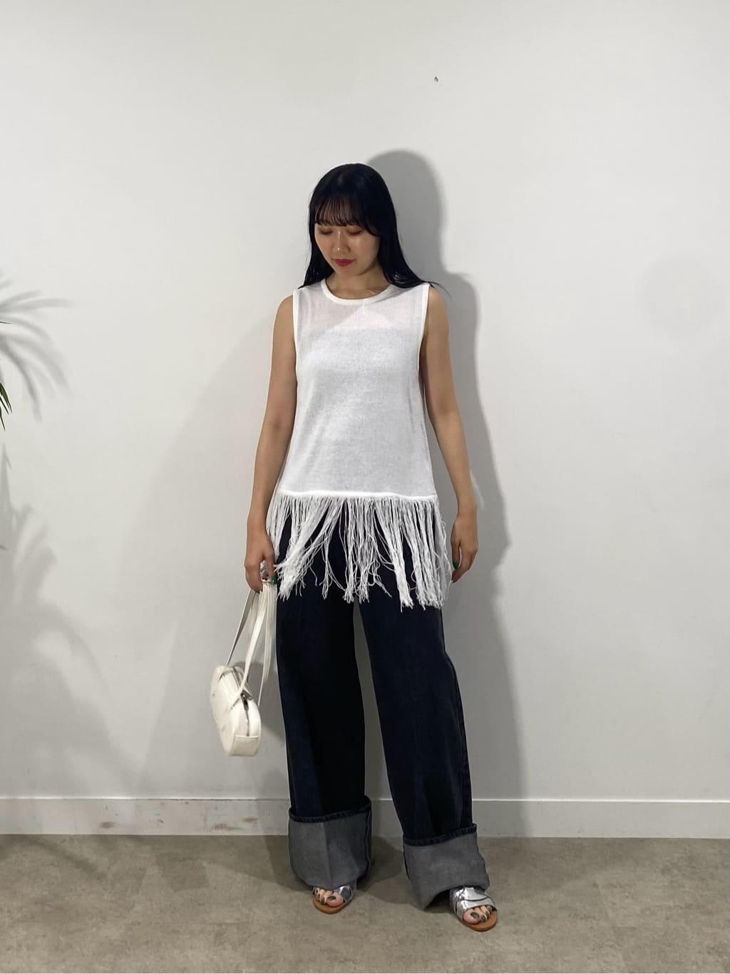 rinaさんの「INDIVI｜スリーブレスフリンジニット」を使ったコーディネート