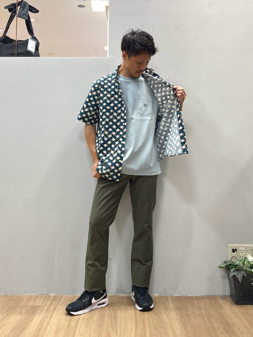 シュンさんの「TAKEO KIKUCHI｜【COOL CITY WEAR】籠目アート柄 サッカーシャツ /通気性」を使ったコーディネート