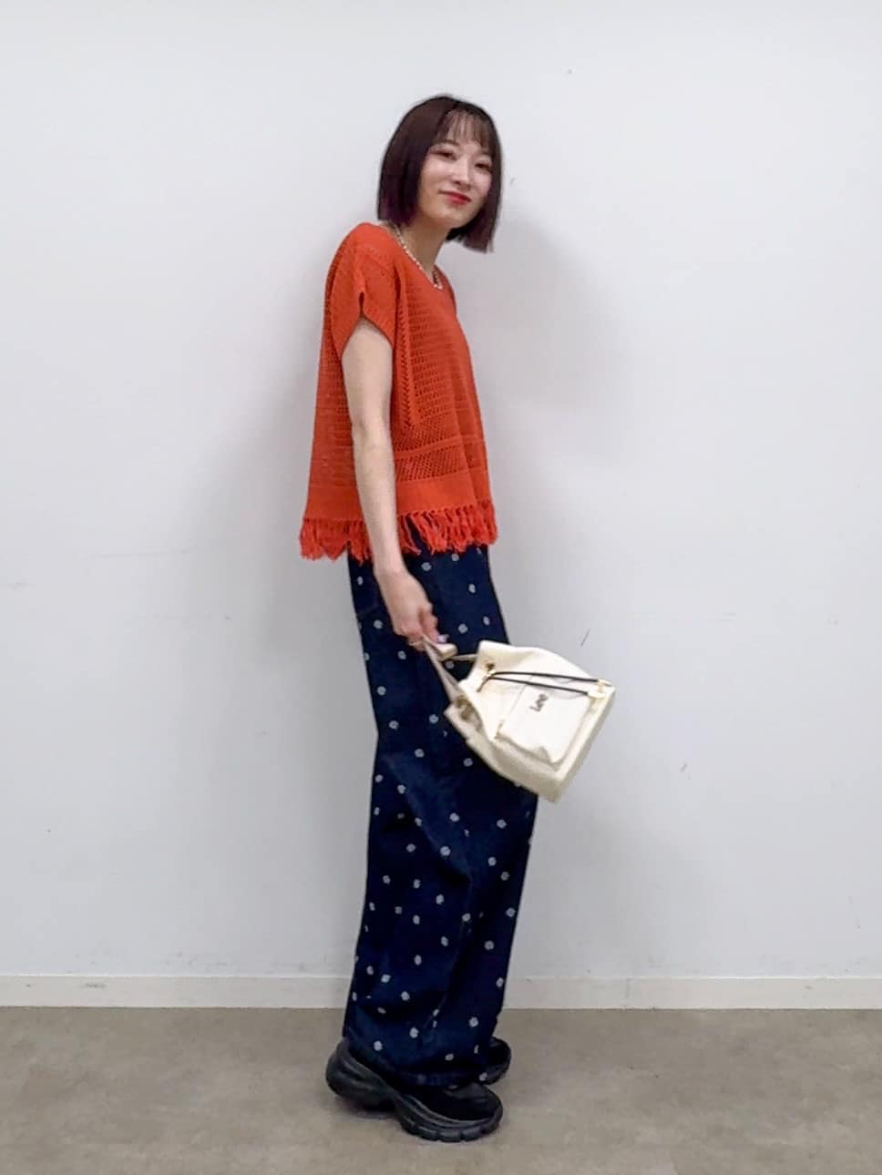 𝐜𝐡𝐢𝐤𝐚さんの「SHOO･LA･RUE｜【S-LL】裾フリンジマクラメVネックニット」を使ったコーディネート