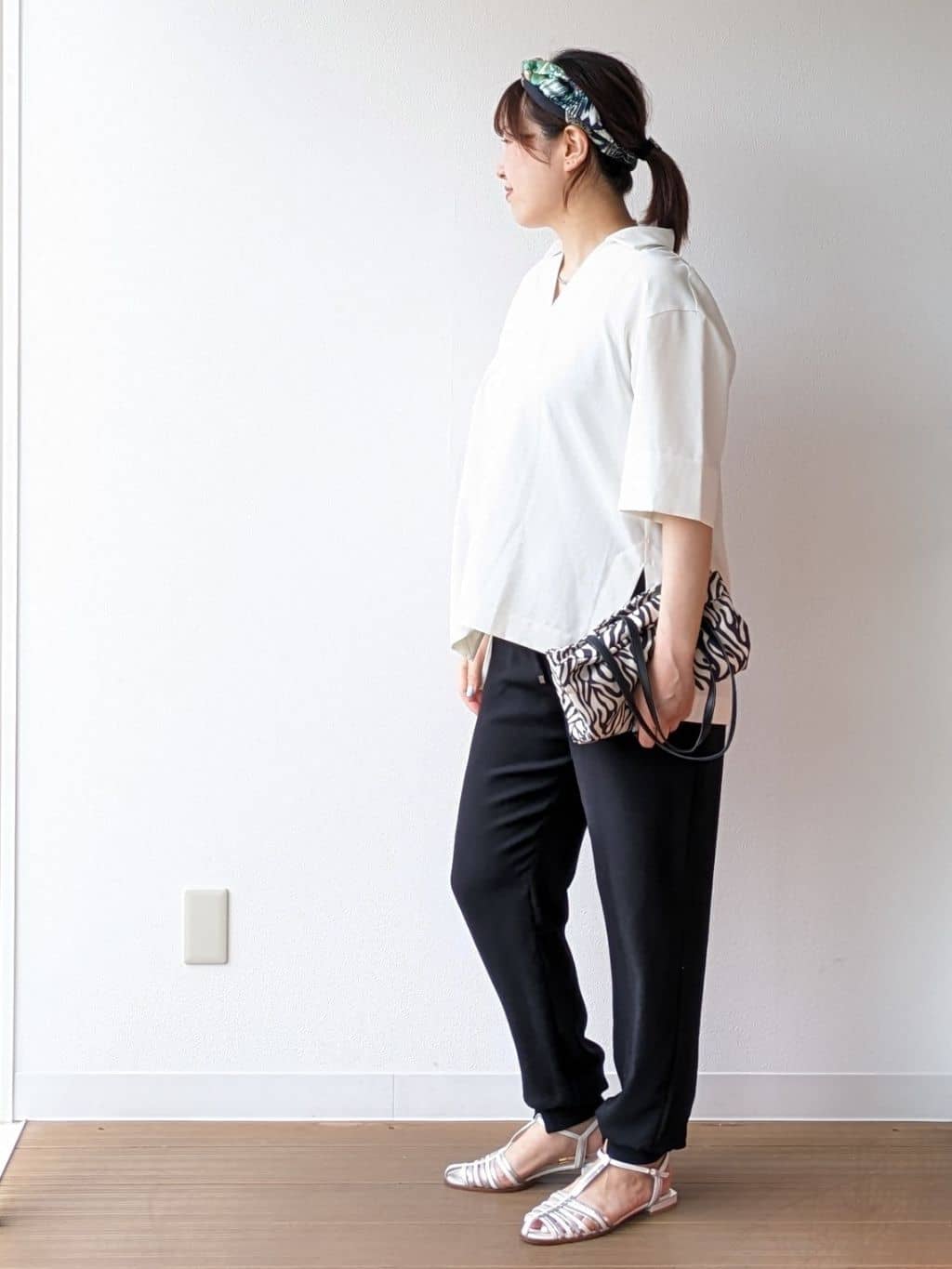 なみきさんの「UNTITLED｜【UVカット/接触冷感/吸水速乾/ゆったり】V開きネックシャツ」を使ったコーディネート