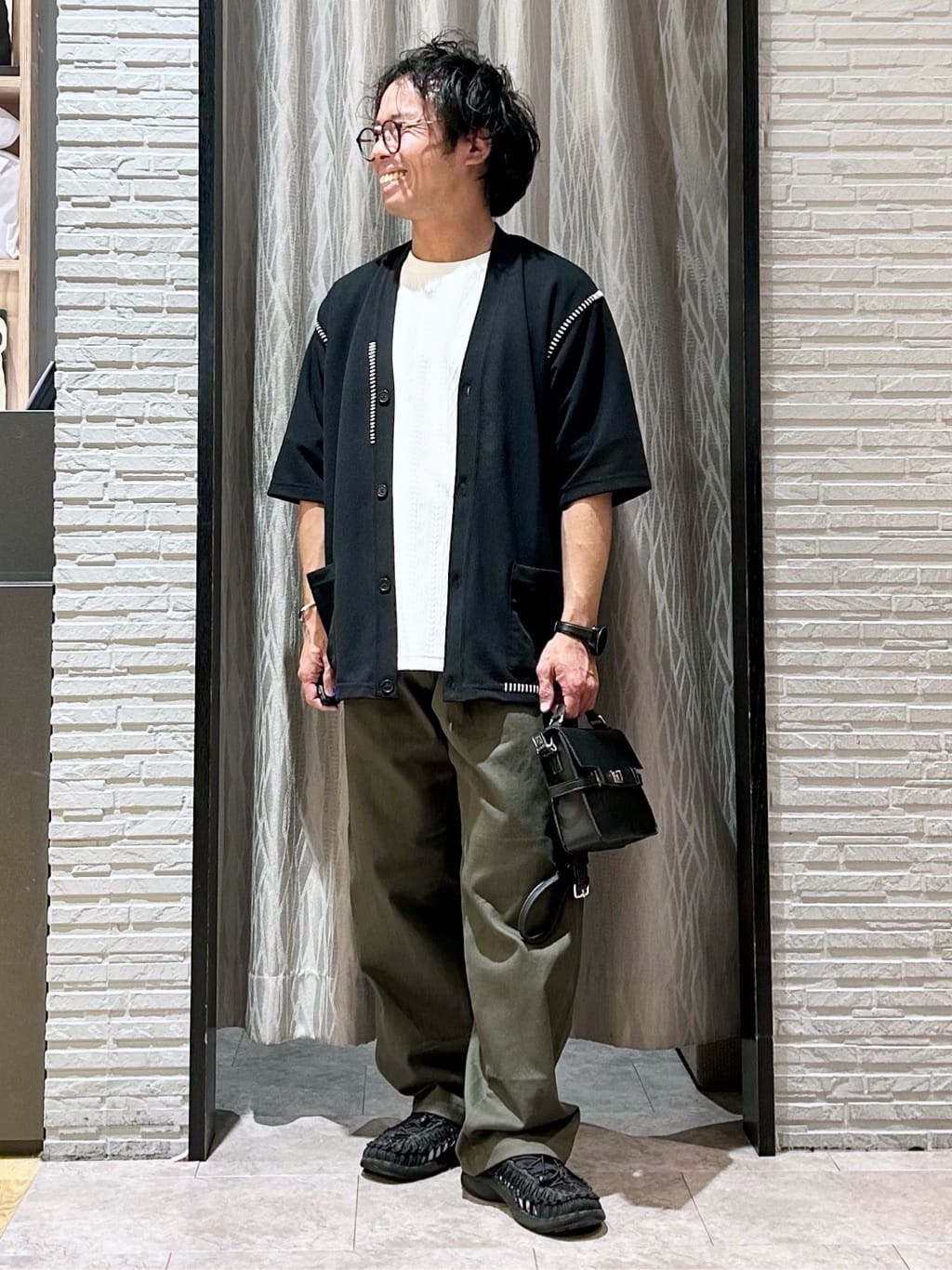 KENJI Iさんの「THE SHOP TK｜ツイルステッチ半袖カーディガン【洗濯機OK/接触冷感】」を使ったコーディネート