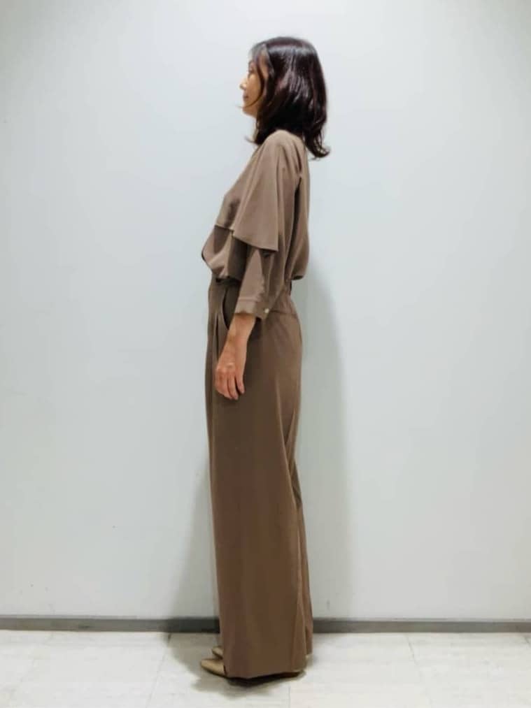 fujiさんの「INDIVI｜【羽織りとしても活躍！】ケープカラーブラウス」を使ったコーディネート