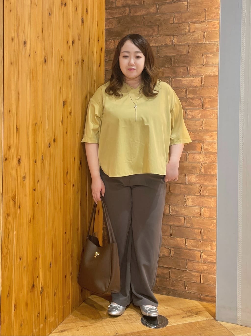 Risaさんの「SHOO･LA･RUE｜【S-LL/ストレッチ】脚のラインを拾いにくい スマートワイドパンツ」を使ったコーディネート