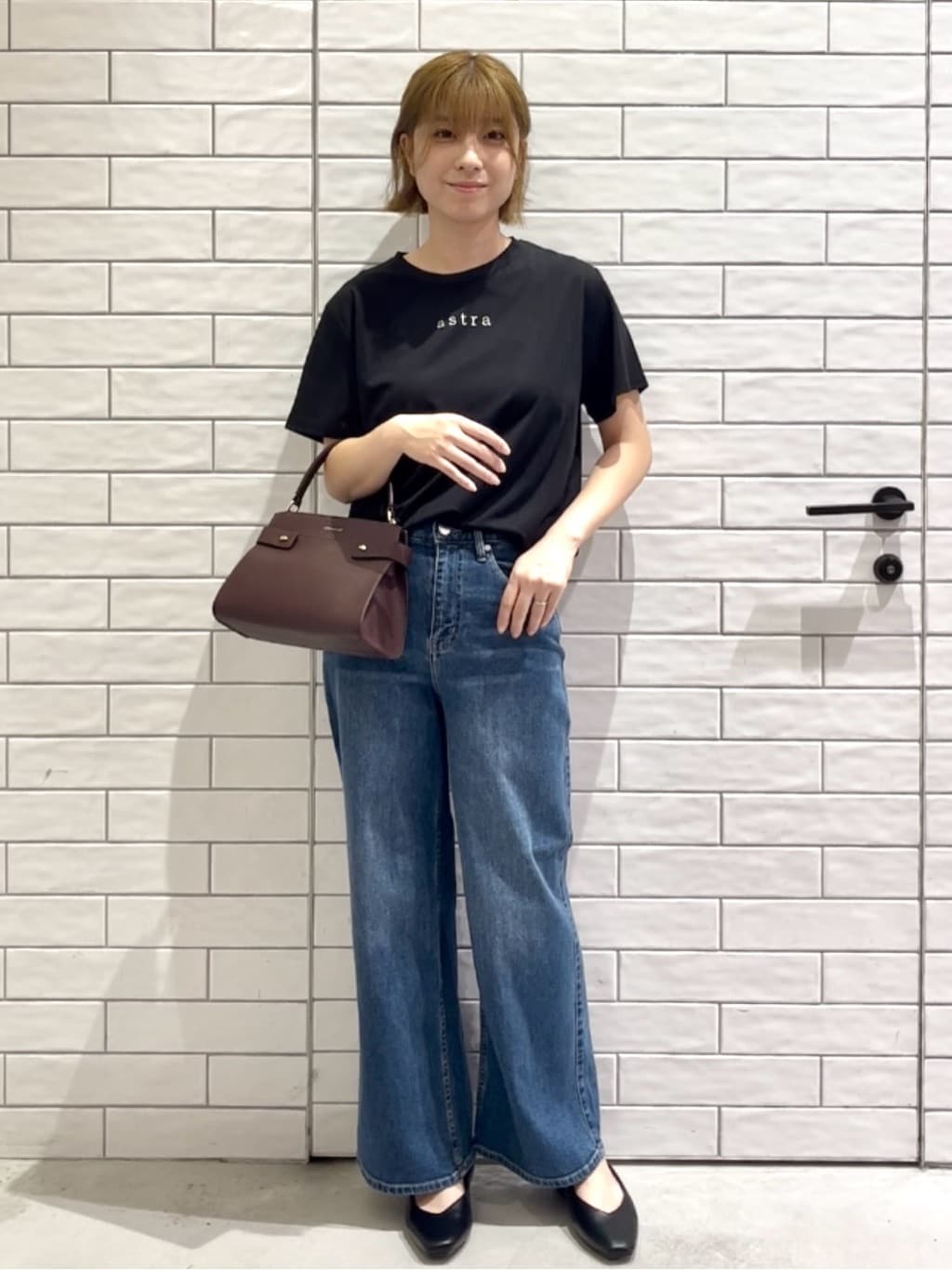 しおりさんの「OPAQUE.CLIP｜メタリック刺繍ロゴTシャツ【接触冷感／洗濯機洗い可】」を使ったコーディネート