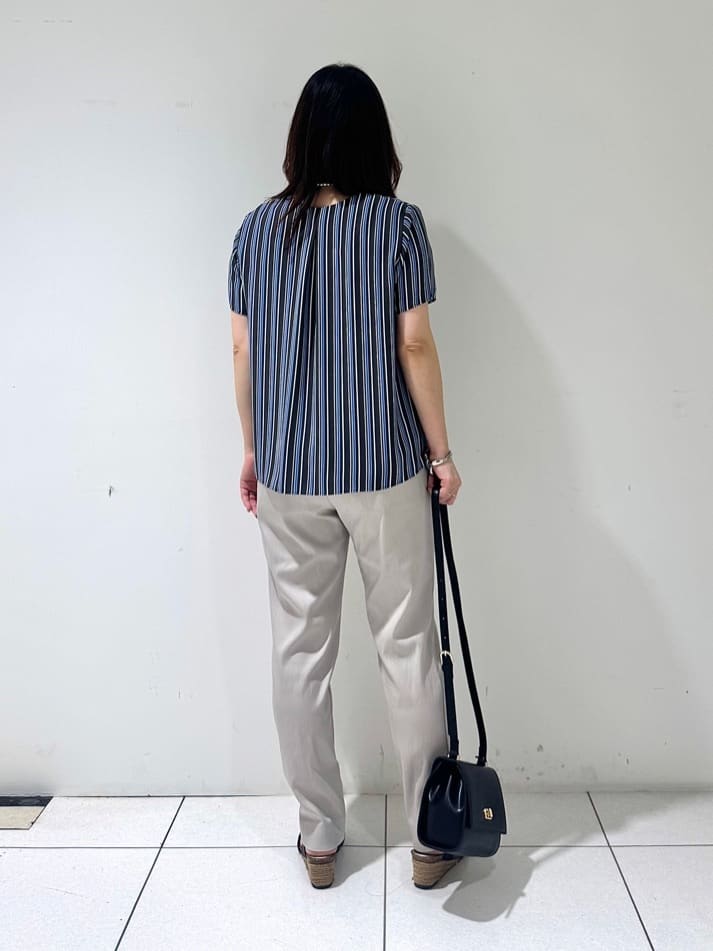そんさんの「INDIVI｜【洗える／通勤】無地＆マルチストライプ柄Vネックブラウス」を使ったコーディネート