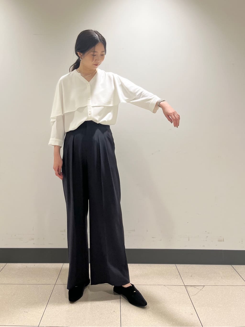 shokoさんの「INDIVI｜【羽織りとしても活躍！】ケープカラーブラウス」を使ったコーディネート
