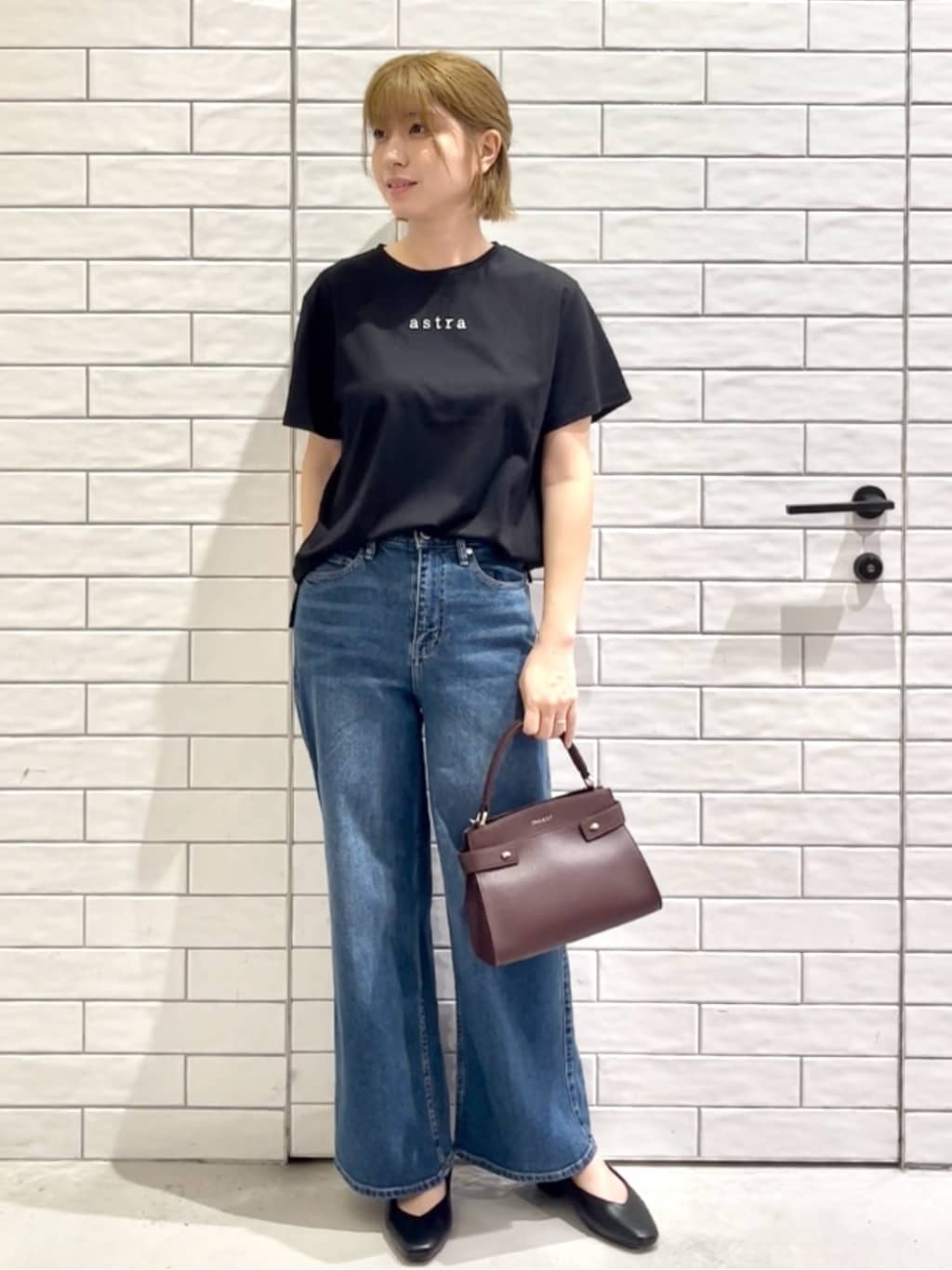 しおりさんの「OPAQUE.CLIP｜メタリック刺繍ロゴTシャツ【接触冷感／洗濯機洗い可】」を使ったコーディネート