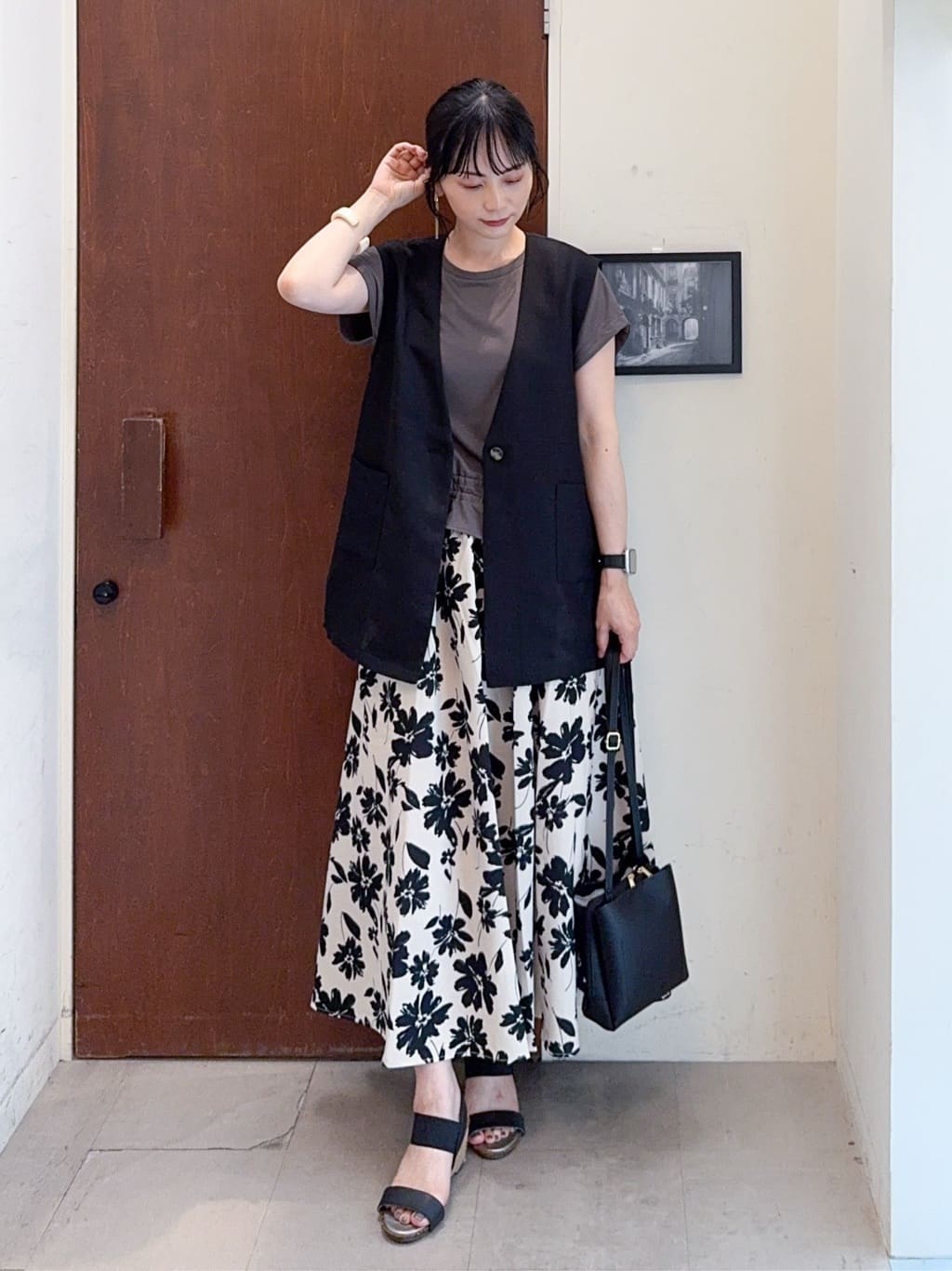 𝐇𝐢𝐫𝐨𝐦𝐢さんの「SHOO･LA･RUE｜【S-LL】夏のレイヤードコーデに さらりと着られるメッシュジレ」を使ったコーディネート