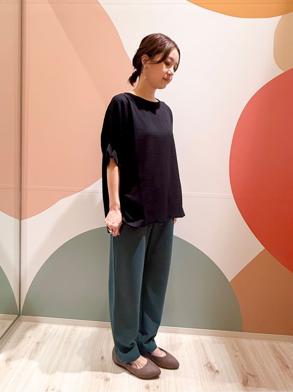 長女さんの「SHOO･LA･RUE｜【洗える】お袖のタックがアクセント インせず着られる さらさらドルマントップス」を使ったコーディネート