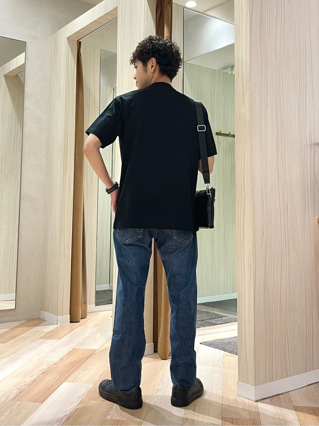 URAさんの「TAKEO KIKUCHI｜【モンスターストレッチ】日本製 ウォッシュド デニムパンツ」を使ったコーディネート