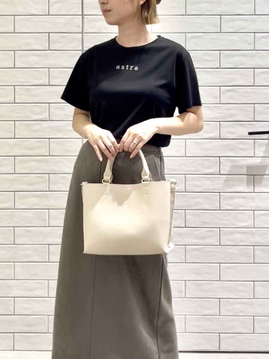 しおりさんの「OPAQUE.CLIP｜メタリック刺繍ロゴTシャツ【接触冷感／洗濯機洗い可】」を使ったコーディネート