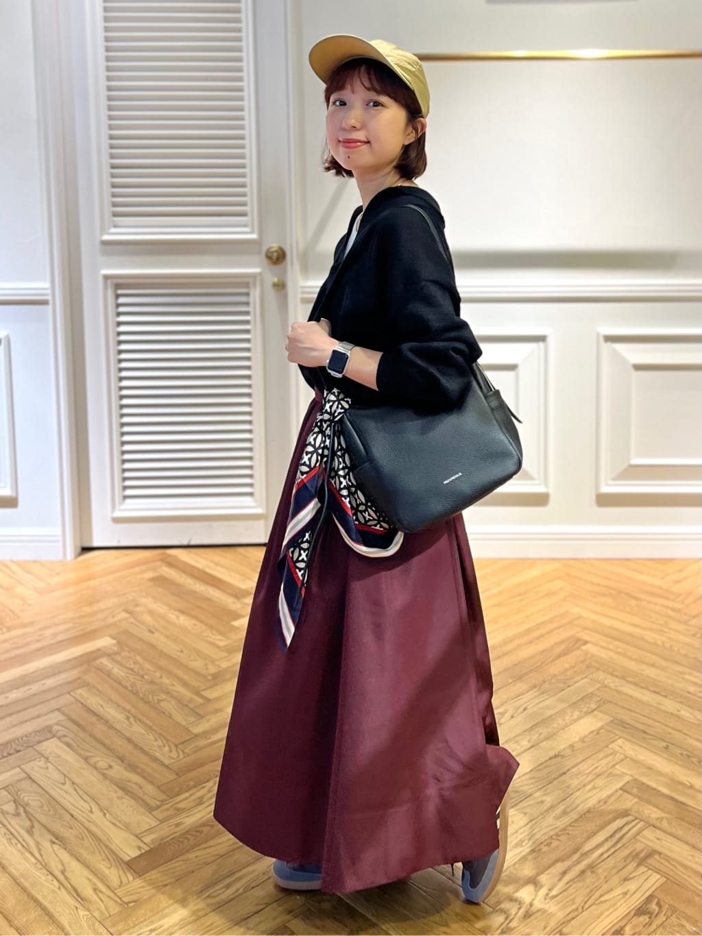 つじ まこさんの「DRESSTERIOR｜オーバーラップサークルシルクスカーフ」を使ったコーディネート