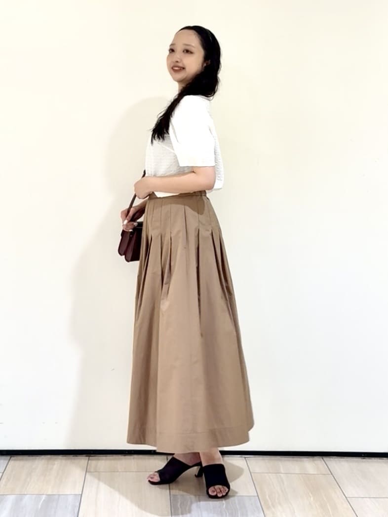 YUKAさんの「UNTITLED｜【吸水速乾/ストレッチ/Vネック】フォルムスリーブ ブラウス」を使ったコーディネート