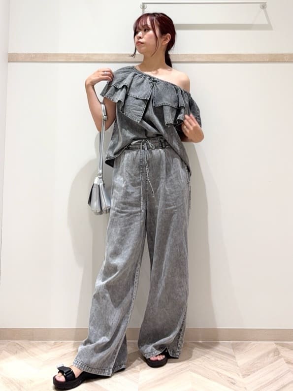 nanaさんの「SHOO･LA･RUE｜【セットアップ可/前後2WAY/オフショル2WAY】着こなしを楽しめる デニムフリルブラウス」を使ったコーディネート