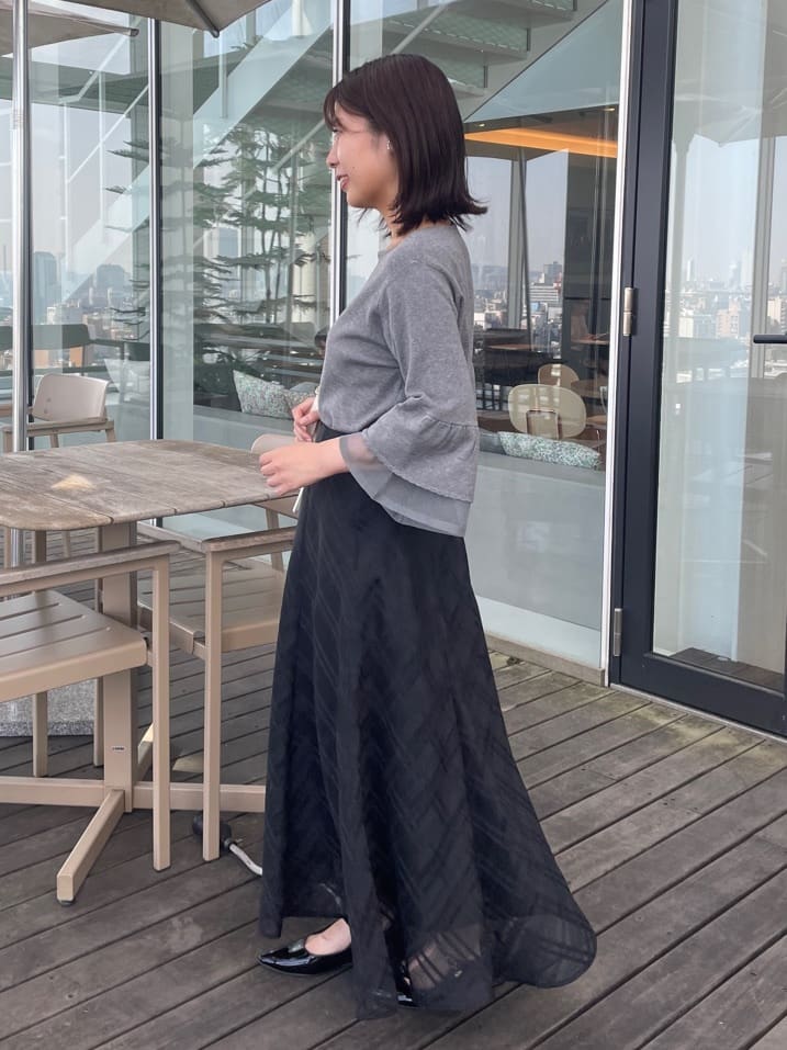 abeさんの「Couture brooch｜【フェミニン・着映え・通勤】シアーフレアー袖ニットトップス」を使ったコーディネート