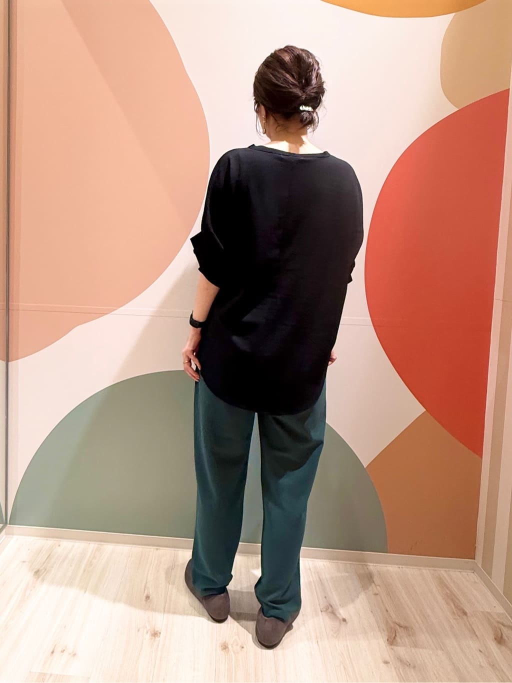 長女さんの「SHOO･LA･RUE｜【洗える】お袖のタックがアクセント インせず着られる さらさらドルマントップス」を使ったコーディネート