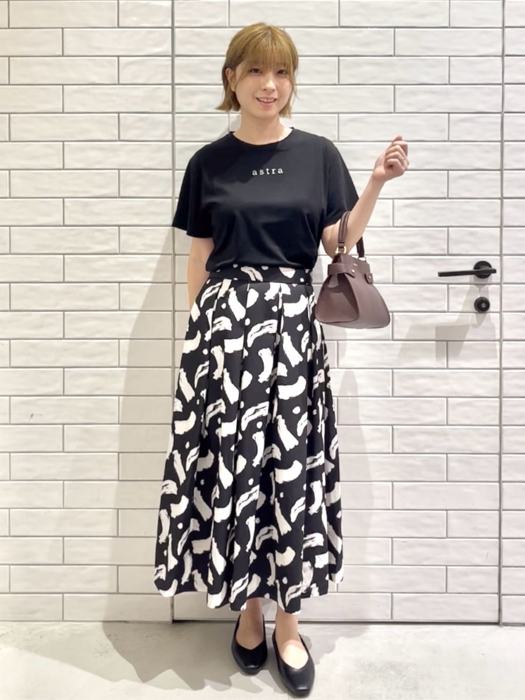 しおりさんの「OPAQUE.CLIP｜メタリック刺繍ロゴTシャツ【接触冷感／洗濯機洗い可】」を使ったコーディネート