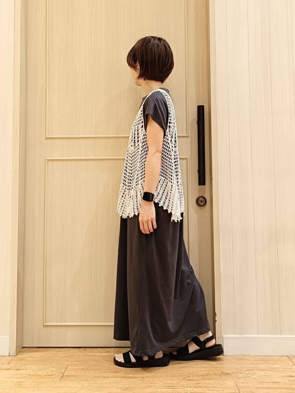 manikoさんの「SHOO･LA･RUE｜【2点セット】クロシェ編みレースベスト＋Tシャツワンピースセット」を使ったコーディネート