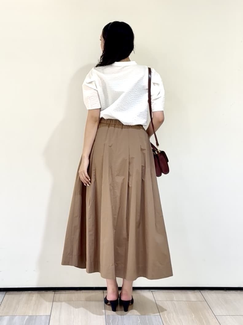 YUKAさんの「UNTITLED｜【吸水速乾/ストレッチ/Vネック】フォルムスリーブ ブラウス」を使ったコーディネート