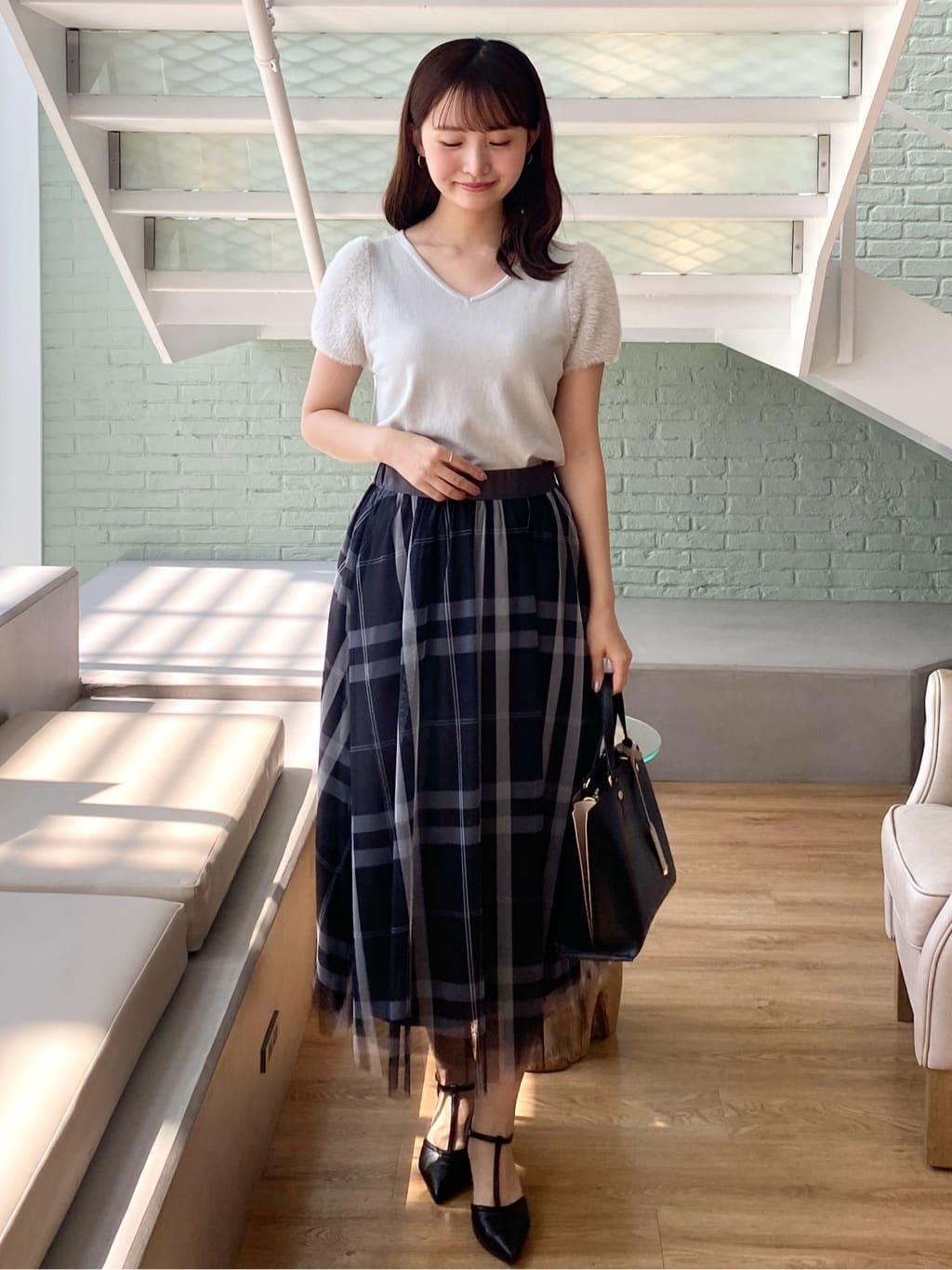 みさかさんの「index｜《6色展開》フェザーパフスリーブVネックニット【洗濯機洗い可】」を使ったコーディネート
