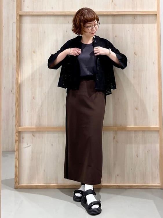 nakoさんの「THE SHOP TK｜サイドラメラインタイトスカート【洗濯機OK】」を使ったコーディネート
