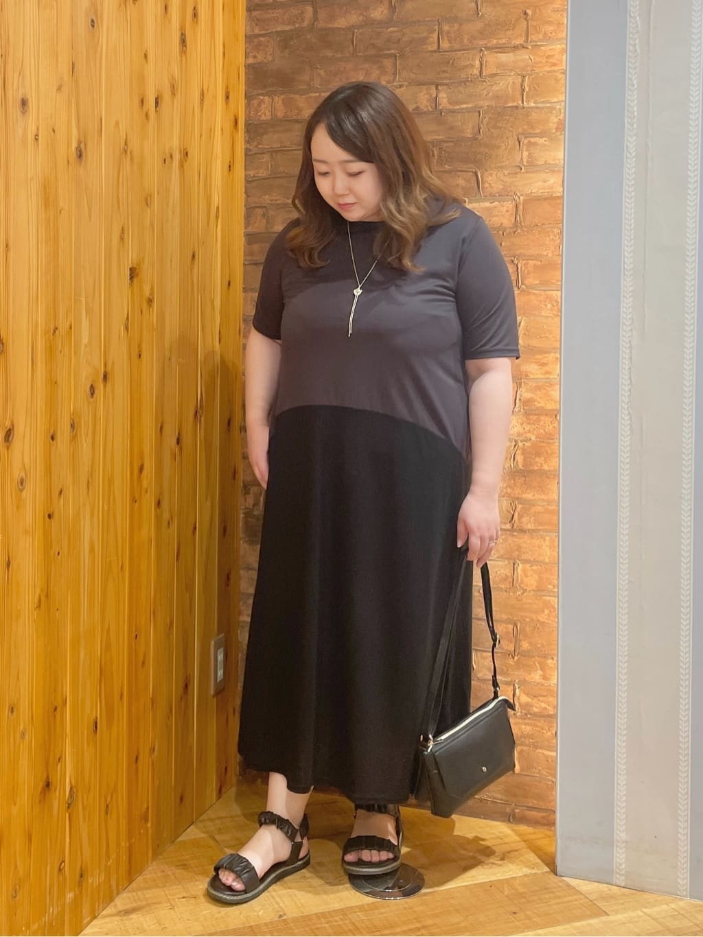 Risaさんの「SHOO･LA･RUE｜【ひんやり/体型カバー】さらりと着られる バイカラーAラインワンピース」を使ったコーディネート