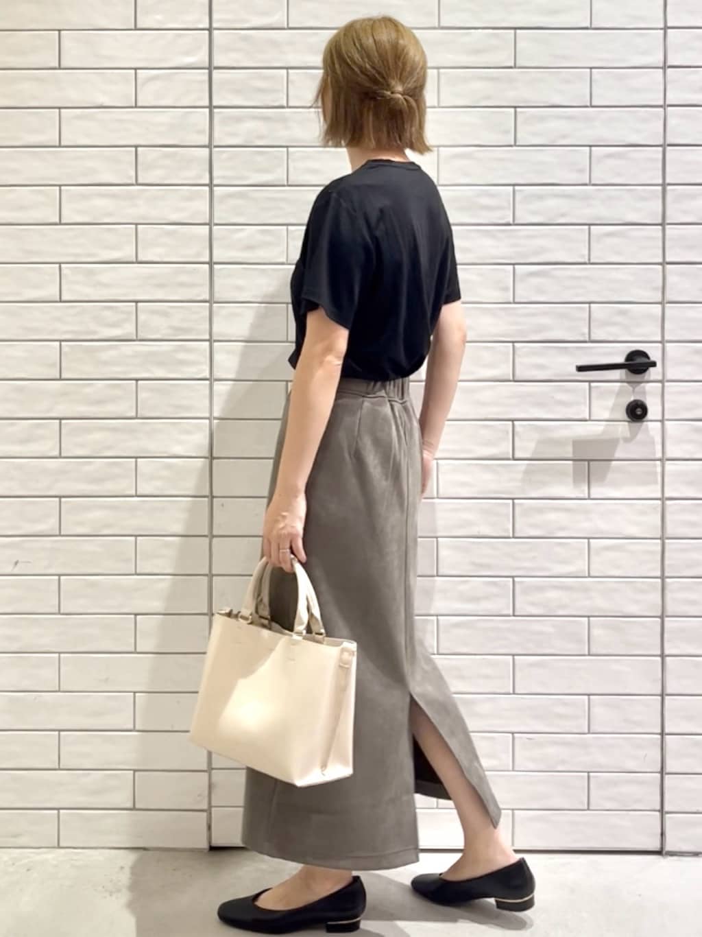 しおりさんの「OPAQUE.CLIP｜メタリック刺繍ロゴTシャツ【接触冷感／洗濯機洗い可】」を使ったコーディネート