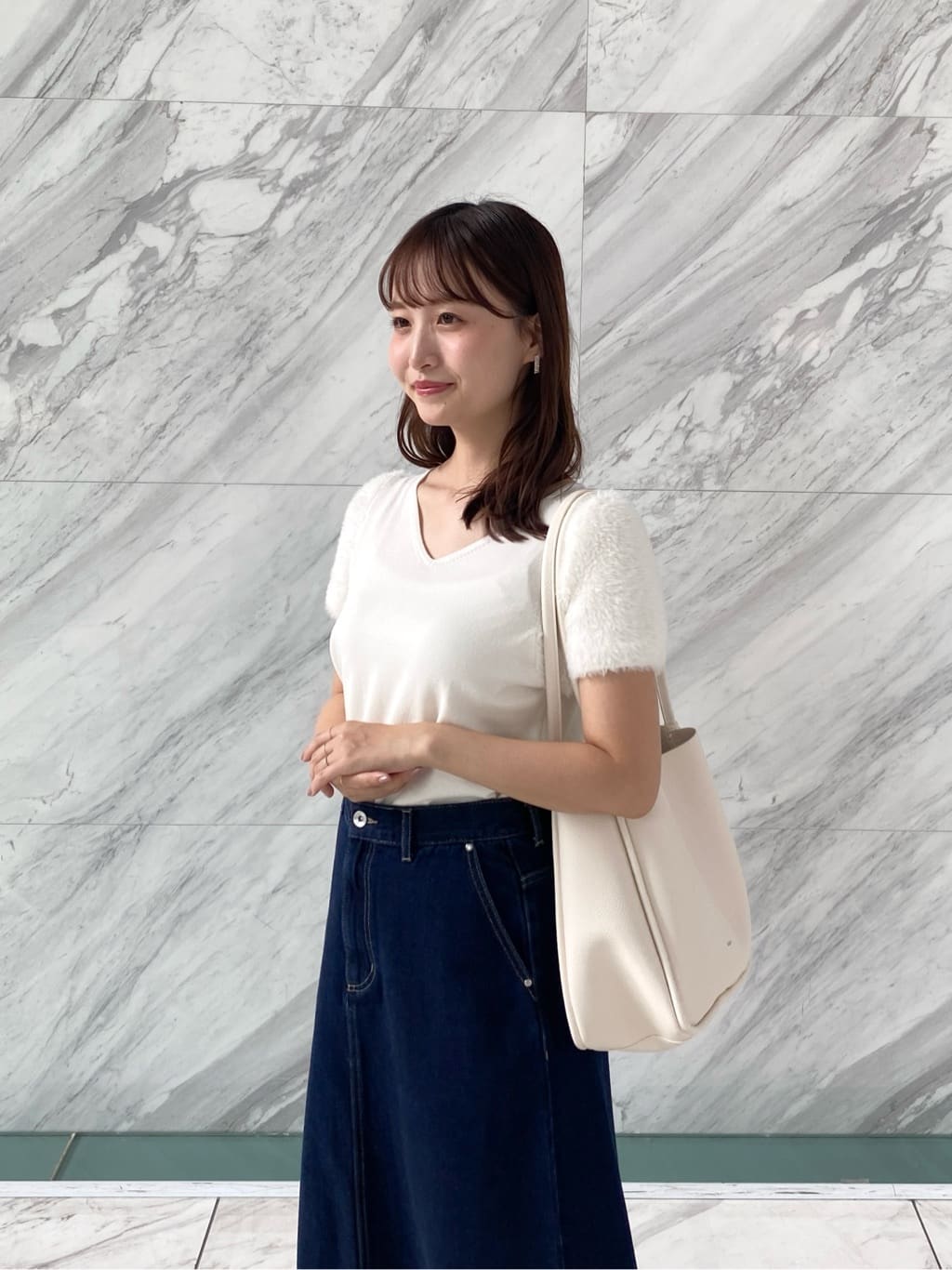 みさかさんの「index｜《6色展開》フェザーパフスリーブVネックニット【洗濯機洗い可】」を使ったコーディネート