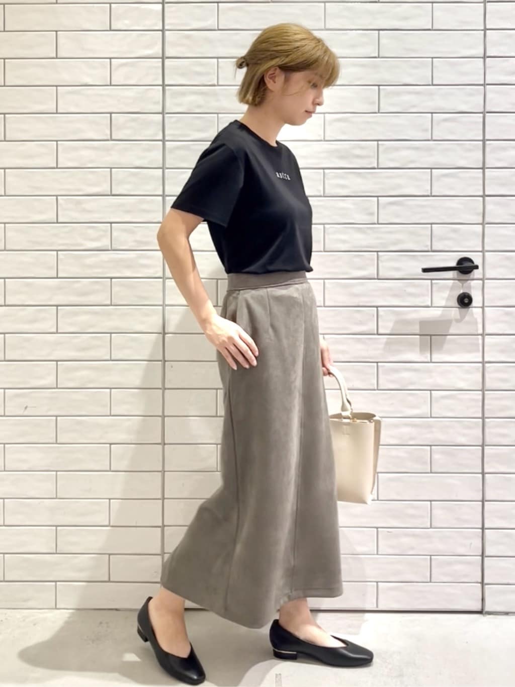しおりさんの「OPAQUE.CLIP｜メタリック刺繍ロゴTシャツ【接触冷感／洗濯機洗い可】」を使ったコーディネート