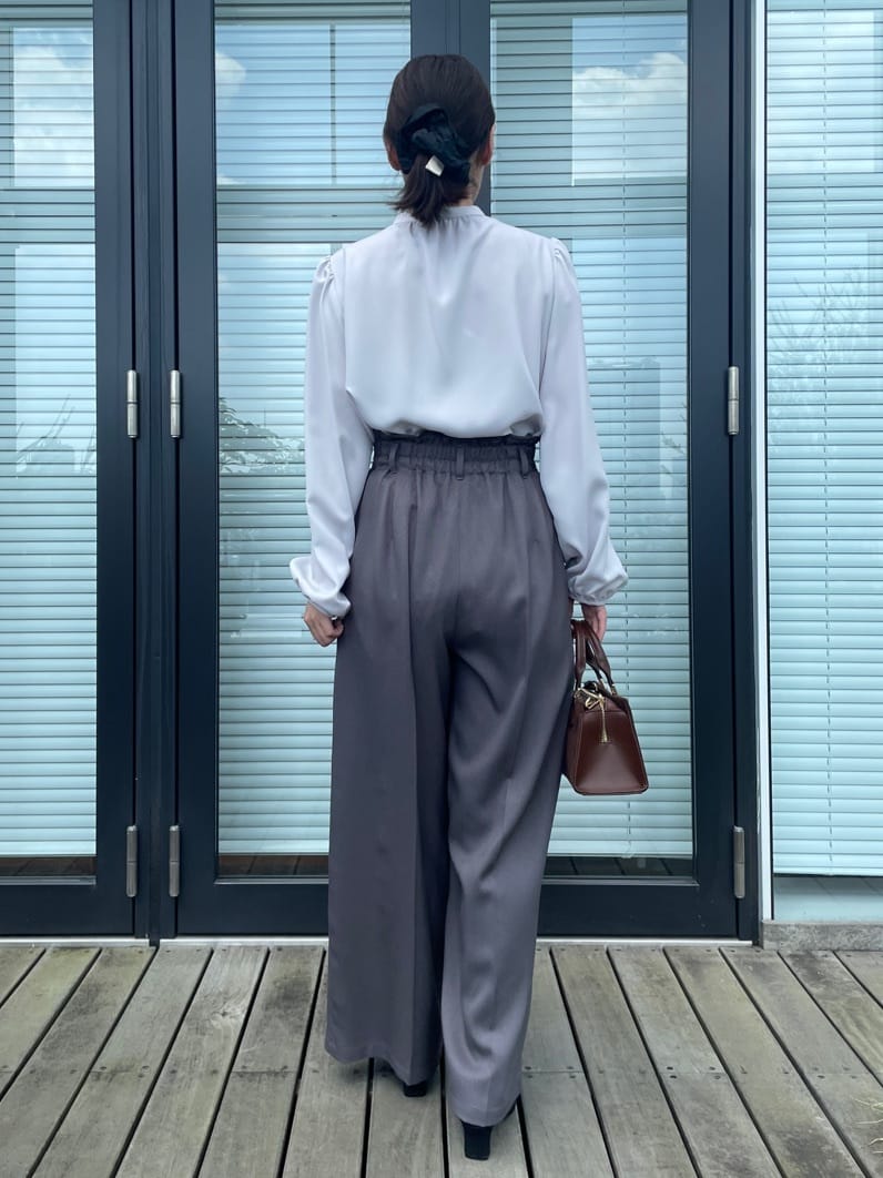 abeさんの「Couture brooch｜【帯電防止・通勤】ウエストリボン サスペンダー付きワイドパンツ」を使ったコーディネート