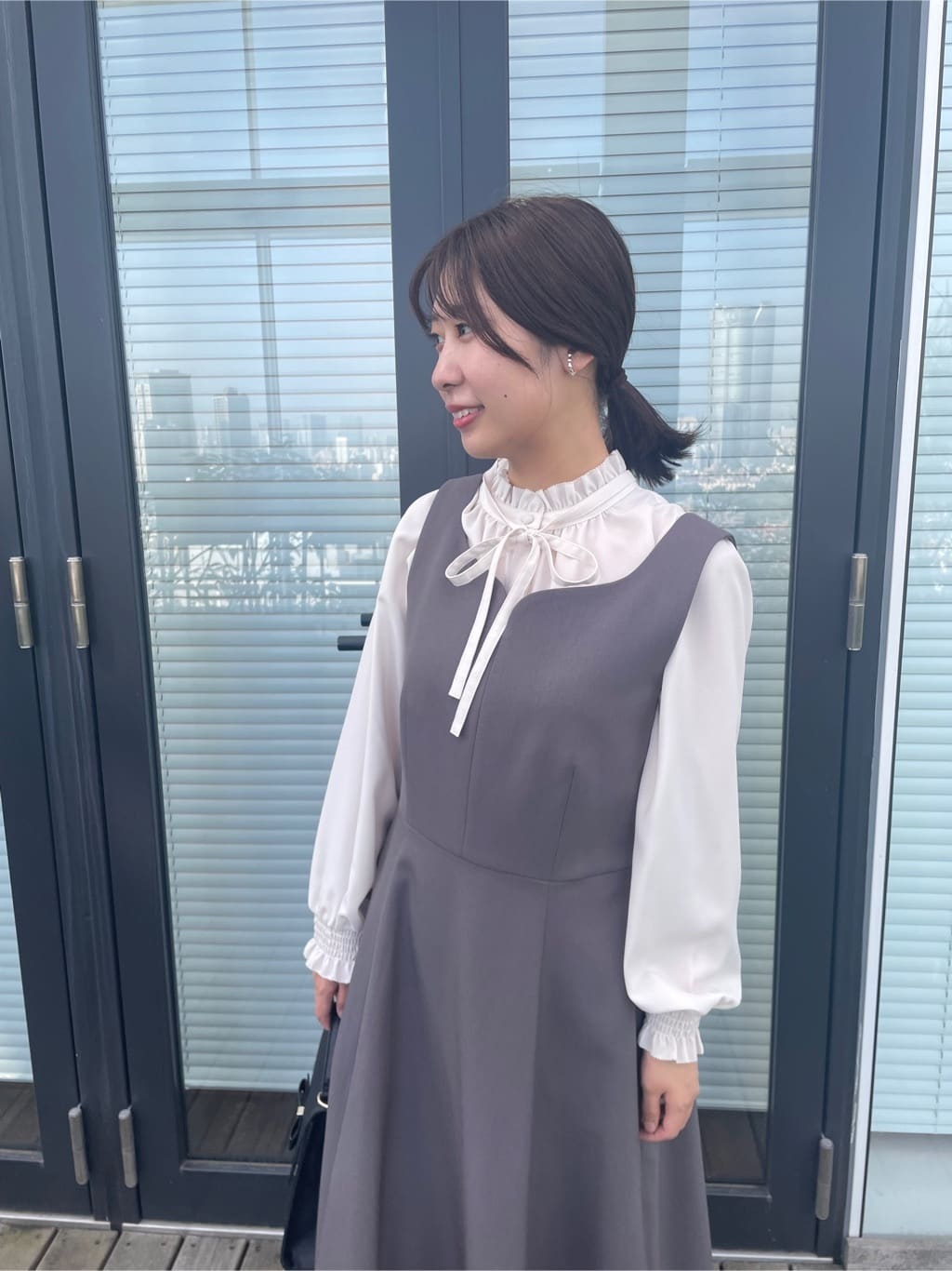 abeさんの「Couture brooch｜【フェミニン・通勤】タイ付きピコフリルブラウス」を使ったコーディネート