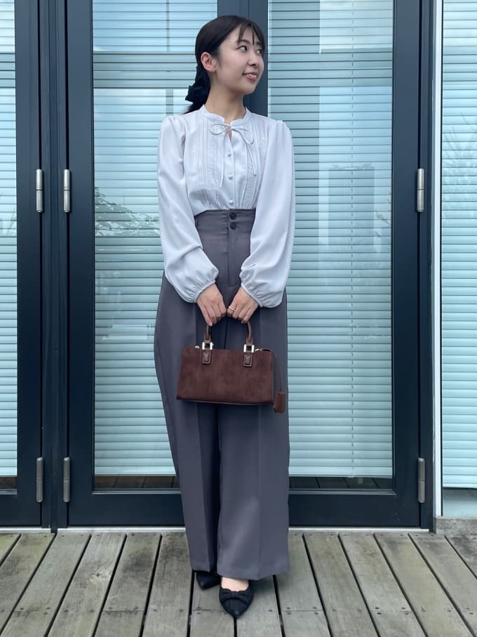 abeさんの「Couture brooch｜【帯電防止・通勤】ウエストリボン サスペンダー付きワイドパンツ」を使ったコーディネート