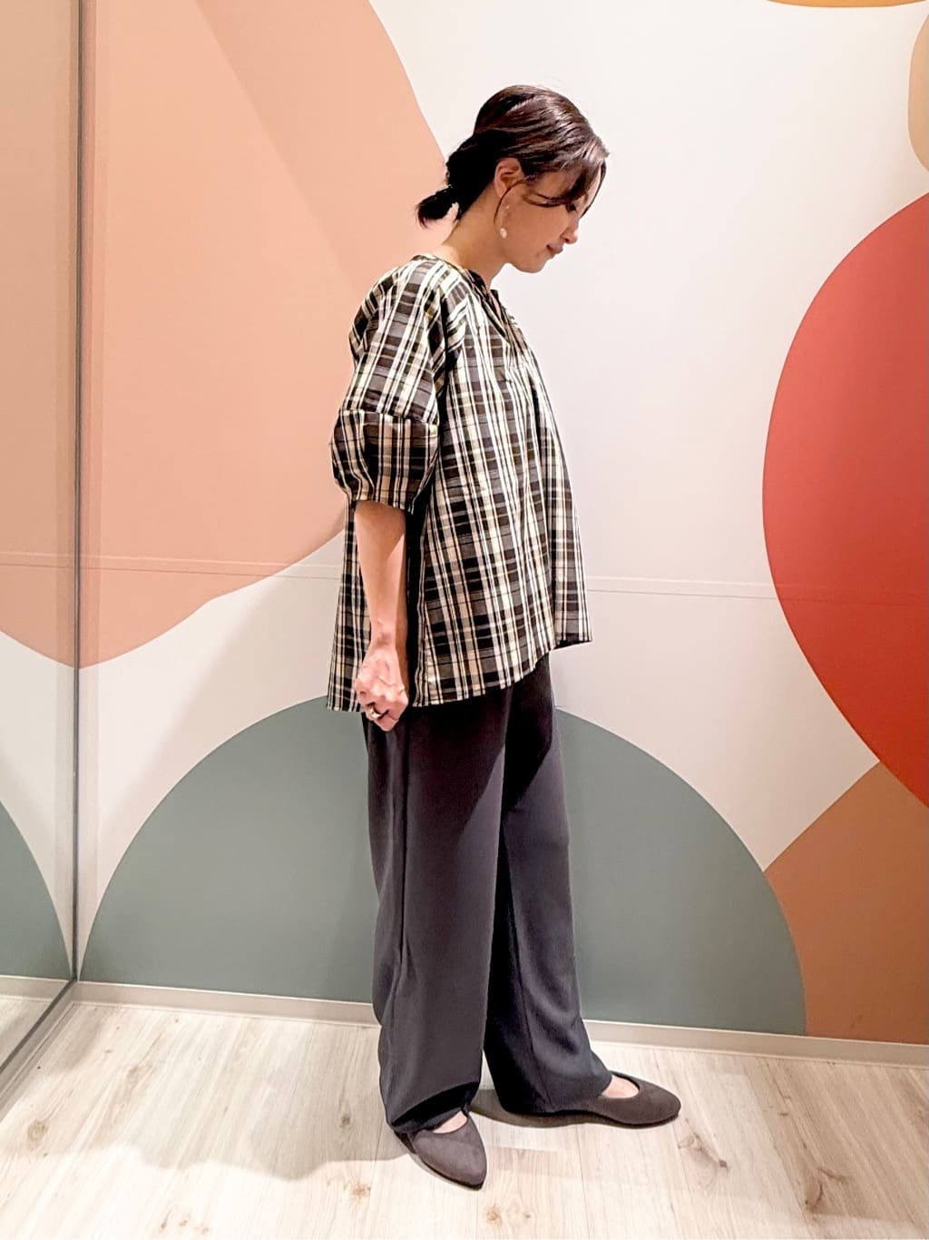 長女さんの「SHOO･LA･RUE｜【S-LL/洗濯後しわになりにくい】ランタンスリーブで女性らしく 5分袖スキッパーブラウス」を使ったコーディネート