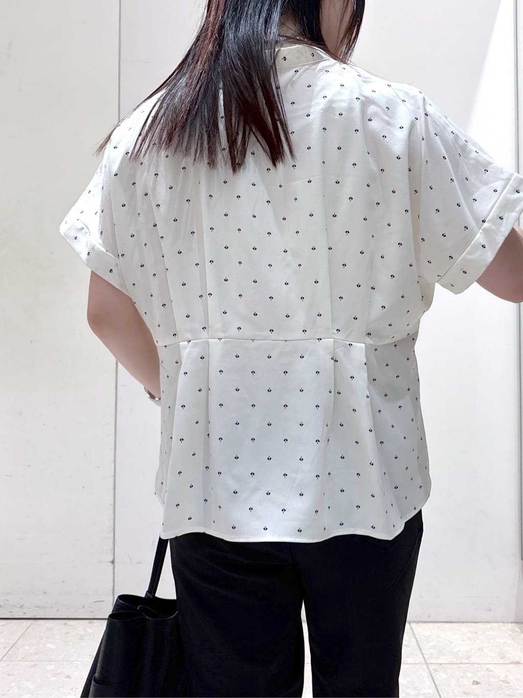 mameさんの「OPAQUE.CLIP｜プリントペプラムブラウス【洗濯機洗い可】」を使ったコーディネート